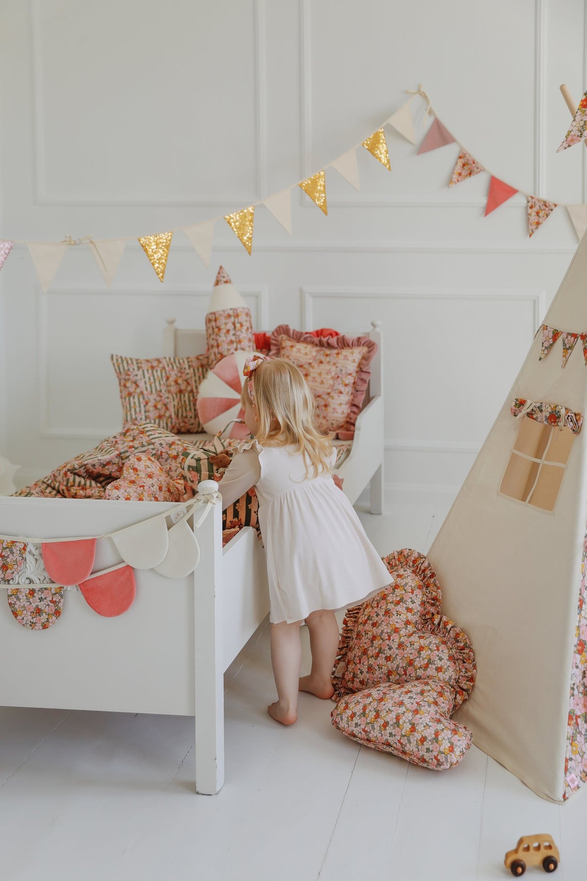 Garland - Birthday In Garden